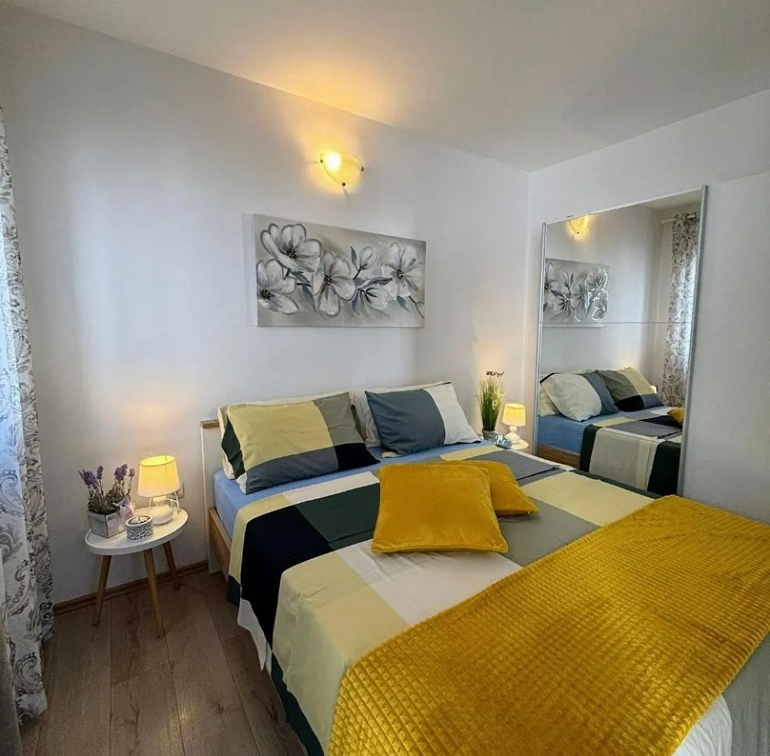 Apartman Ema Fazana 0*,
